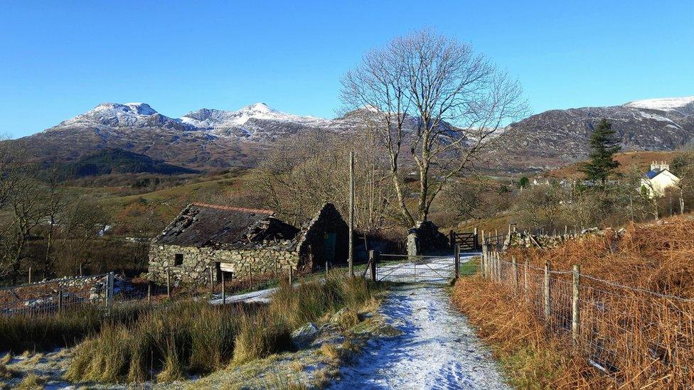 O'r diwedd, nid glaw ond eira ym Mlaenau Ffestiniog