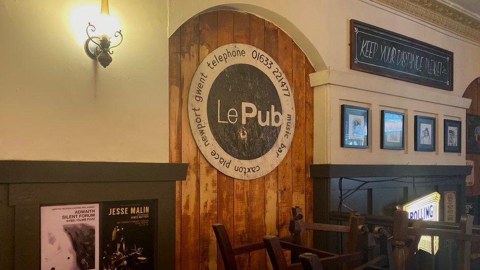 Le Pub, Newport