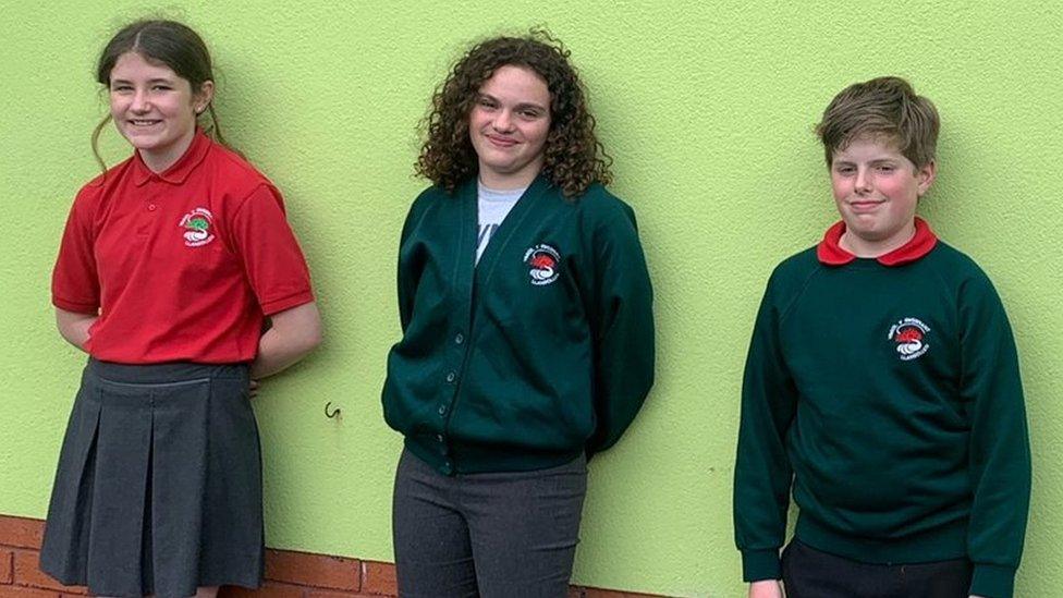 Tess, Carys, Huw o Ysgol Gymraeg y Gwernant