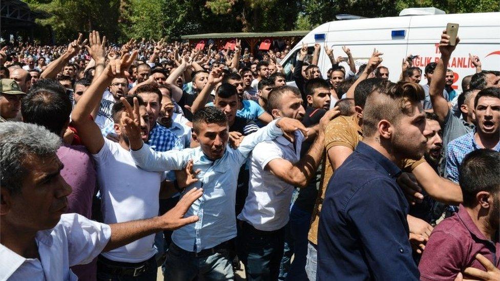 People gesture and shout at government officials and police at funeral of victims of the attack on a wedding party in Gaziantep (21/08/2016)