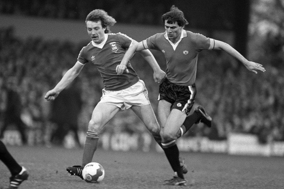 Kevin Beattie playing against Manchester United in 1980