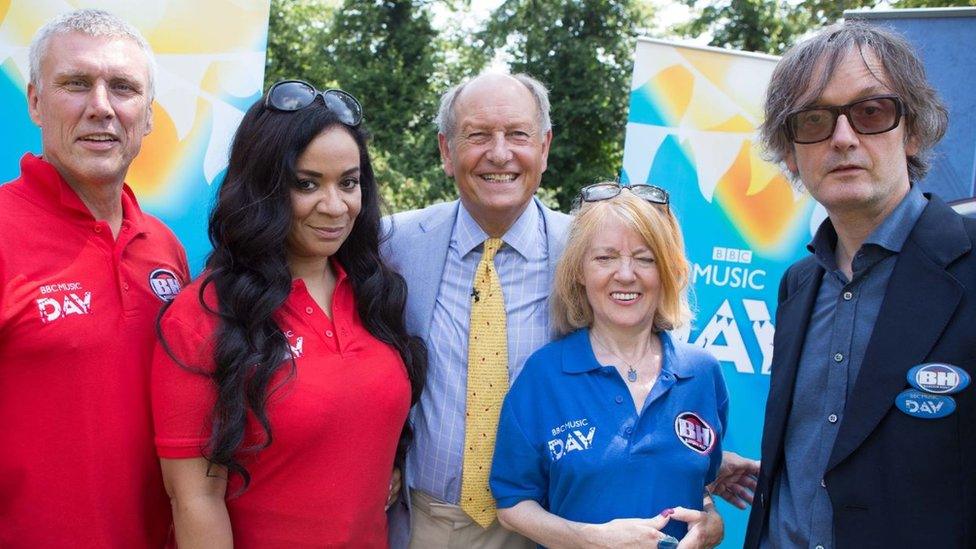 Bez, left and Jarvis Cocker, right on Bargain Hunt