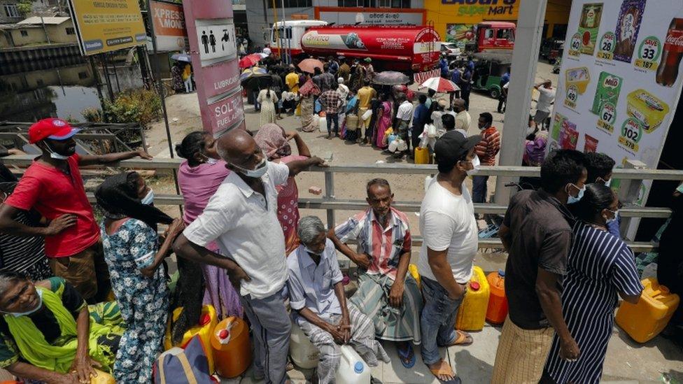 people-queuing-in-Sri-Lanka.