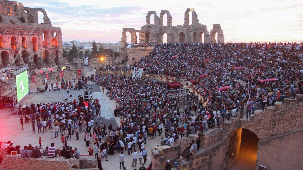 Tunisians watch in el Jem