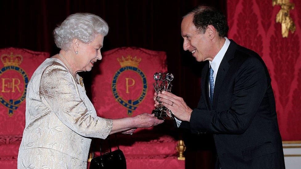 Queen Elizabeth II presents The Queen Elizabeth Prize for Engineering to Dr Robert Langer during a reception at Buckingham Palace on 26 Oct, 2015