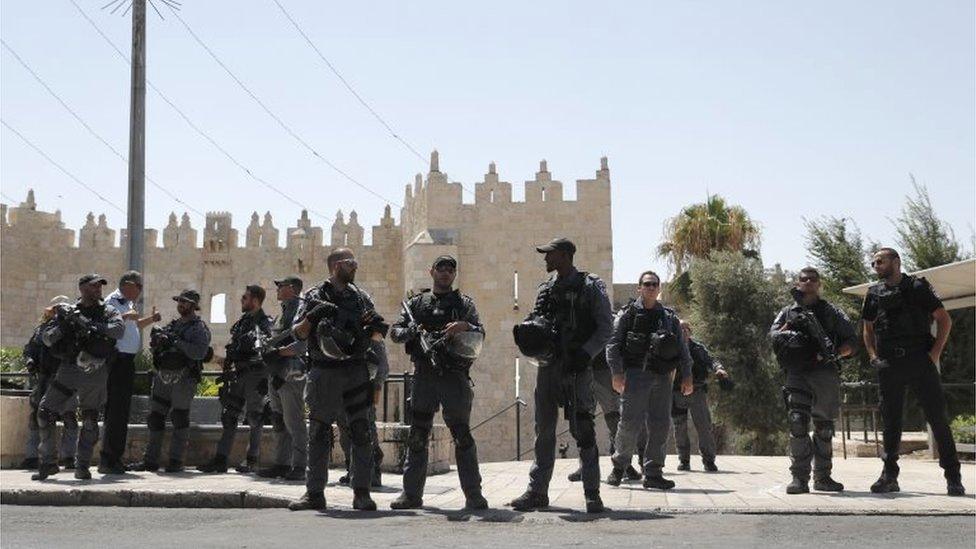 Israeli security forces outside Jerusalem Old City walls (14/07/17)