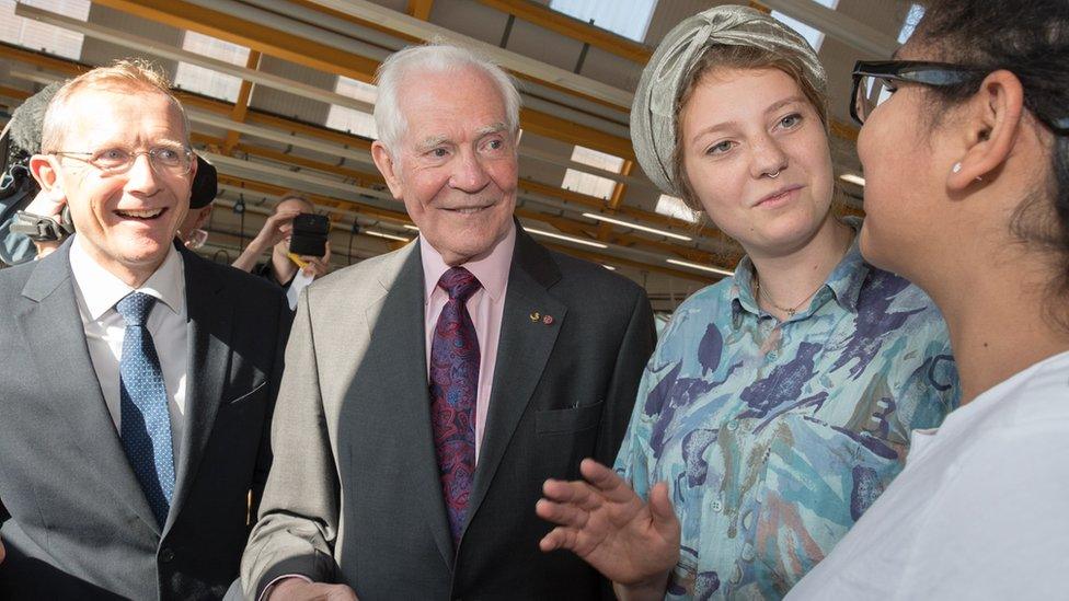 Inventor talking to students at the University of Cambridge