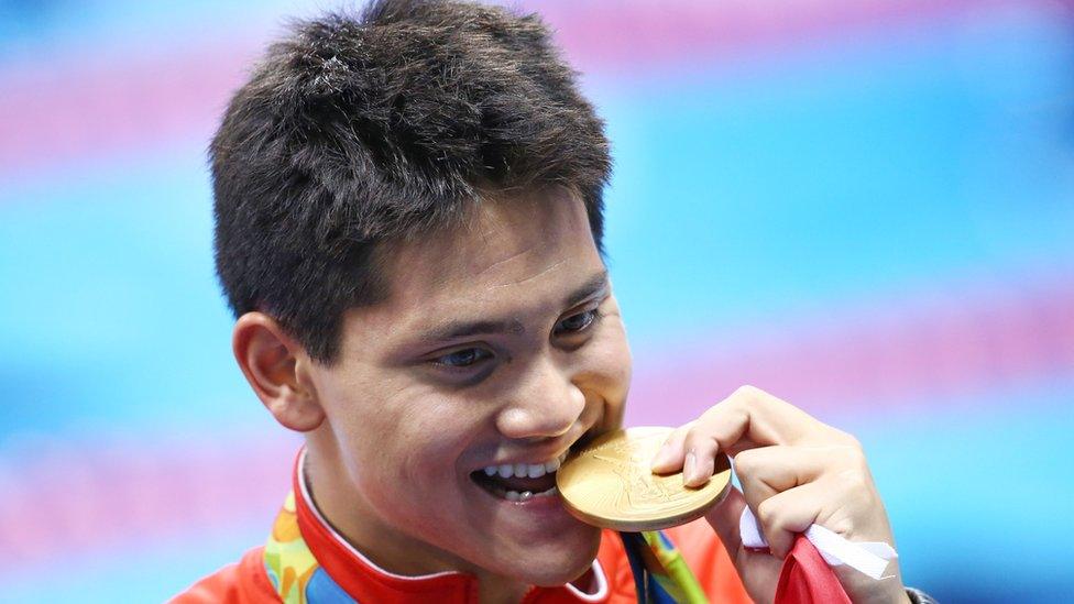 oseph Schooling (SIN) of Singapore poses with his gold medal.