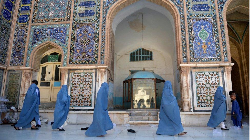 Afghan women walking