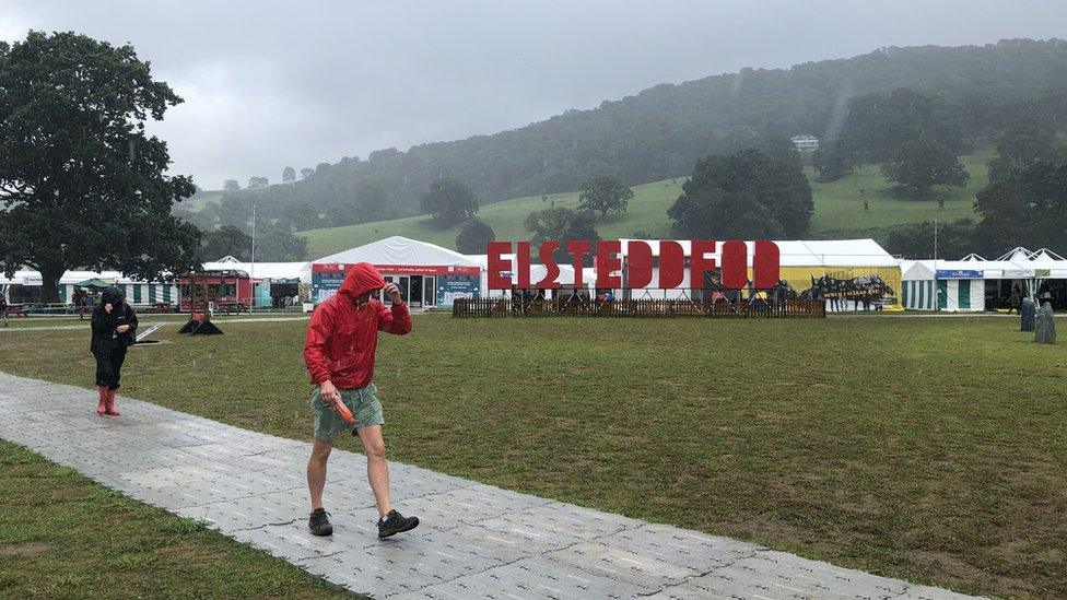 Cawodydd glaw yn Eisteddfod Llanrwst