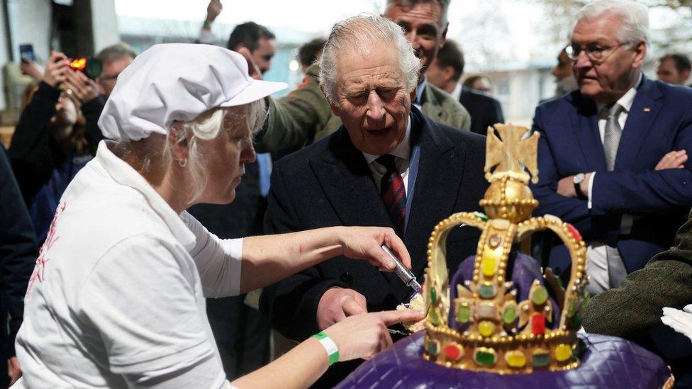 The King with a cake shaped like a crown during his visit to Brodowin ecovillage