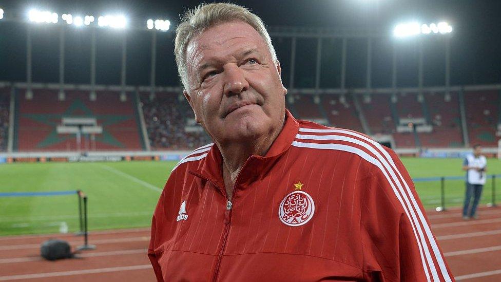 Roedd John Toshack - sydd wedi rheoli ar draws y byd - yn un o sêr Cymru a Lerpwl yn y 70au