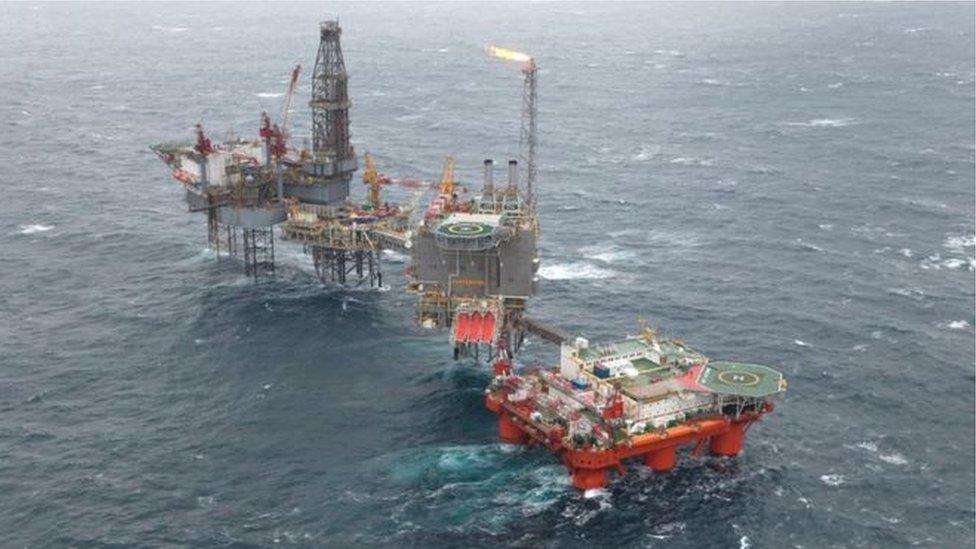 North Sea il rig