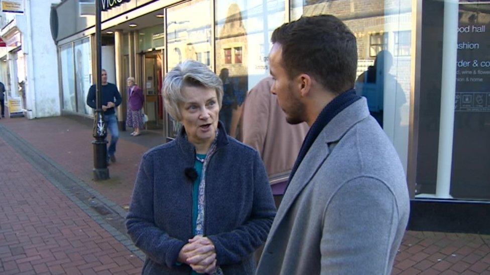 Joanna Porter yn siarad â gohebydd BBC Cymru, Rhys Williams