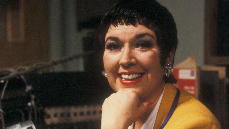 Ruth Madoc yn chwarae rhan Gladys Pugh yn Hi-de-Hi