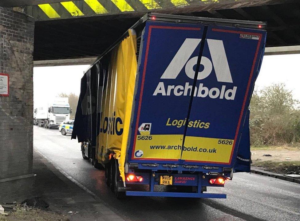 Lorry stuck under A5 in Hinckley