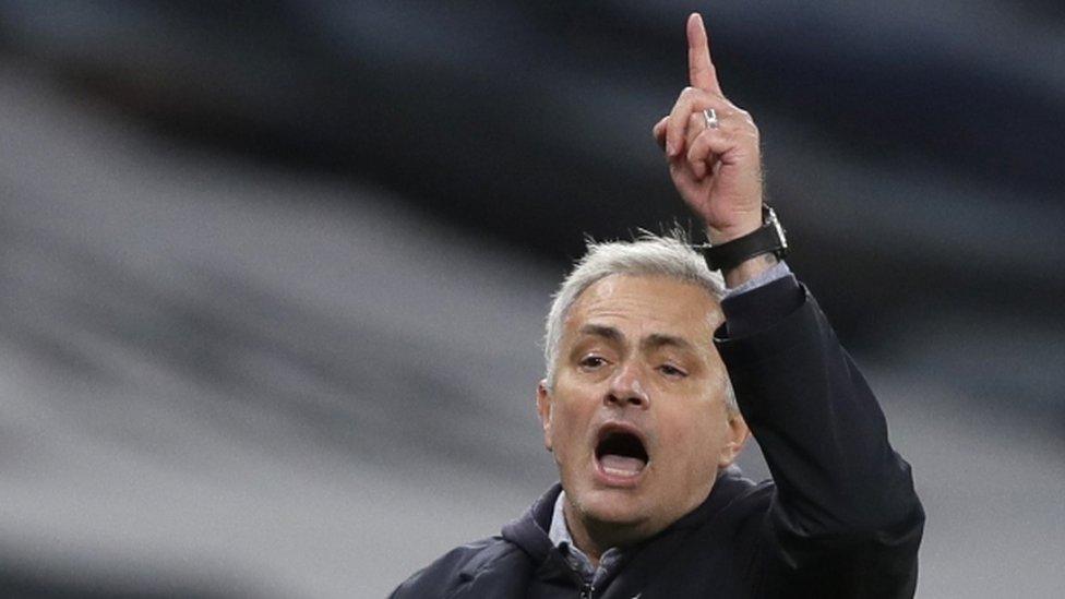 jose mourinho pointing