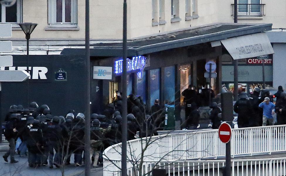 Members of the French police special forces launch the assault at the Hyper Cacher Kosher grocery store in Porte de Vincennes