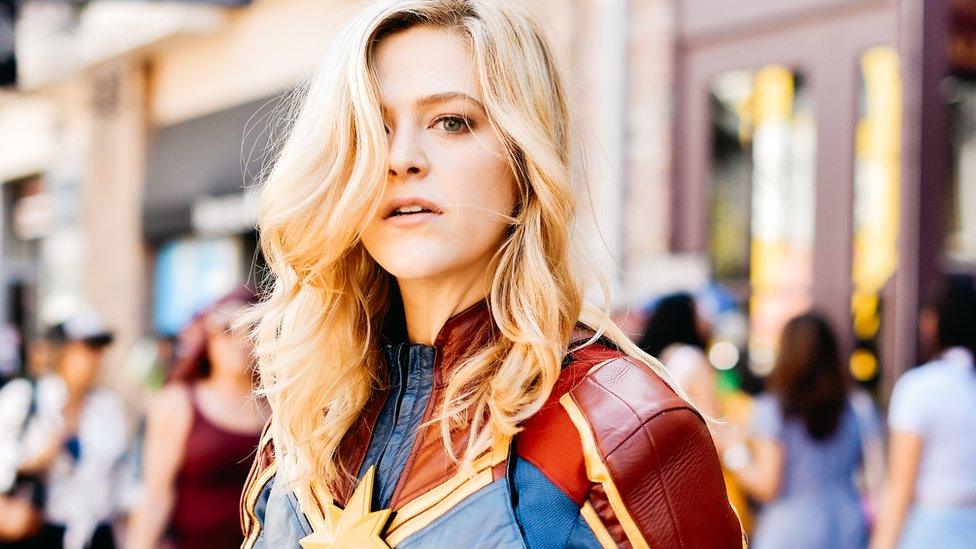 woman-dressed-as-captain-marvel