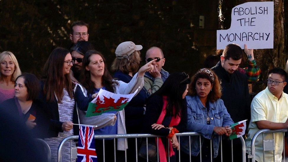 Person yn dal placard tu allan i Gadeirlan Llandaf cyn gwasanaeth coffa cenedlaethol i'r Frenhines ac ymweliad cyntaf Brenin Charles III â Chymru ar 16 Medi