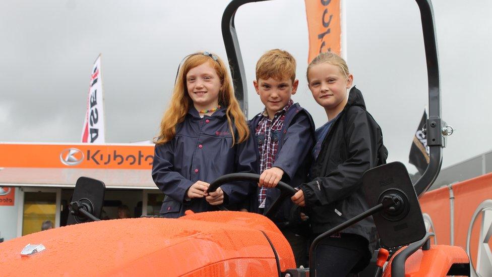 Fydd Freya, Arlow ac Anneli yn teithio adref i'r Fenni ar y tractor oren?