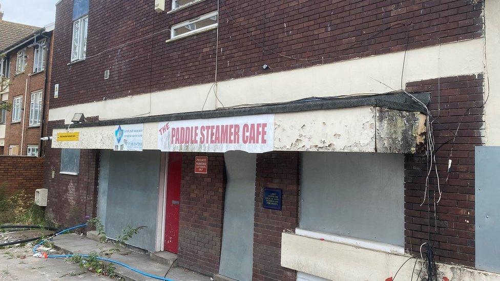 Paddle steamer cafe