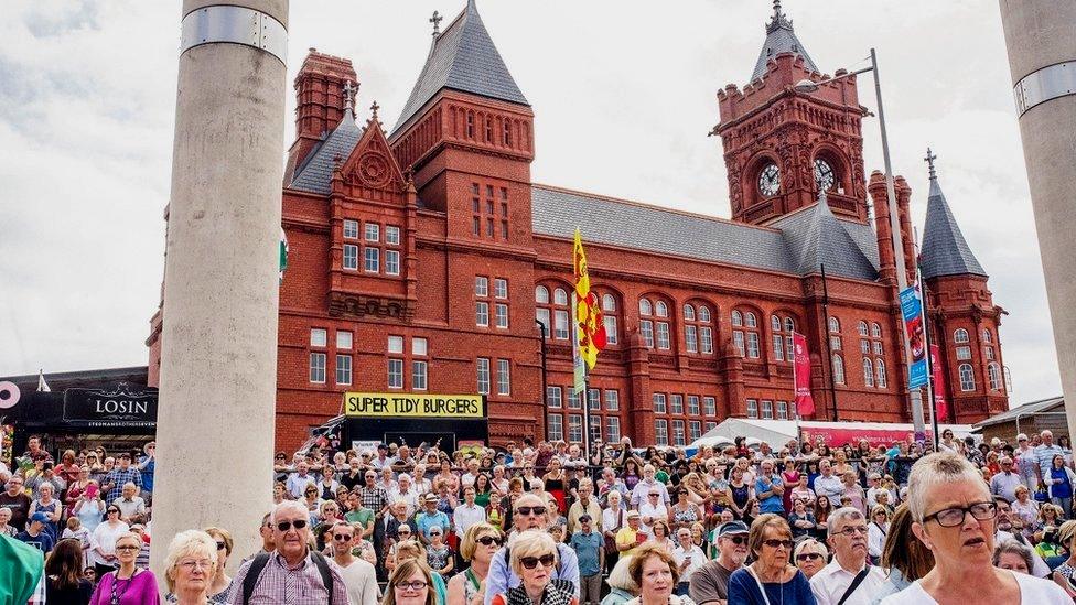 Adeilad y Pierhead - un o adeiladau hynaf Bae Caerdydd // Some of Cardiff Bay's most iconic buildings form a backdrop to proceedings