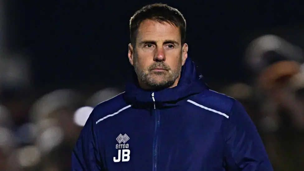 Más El Torquay nombra a Totton’s Ball como nuevo entrenador.