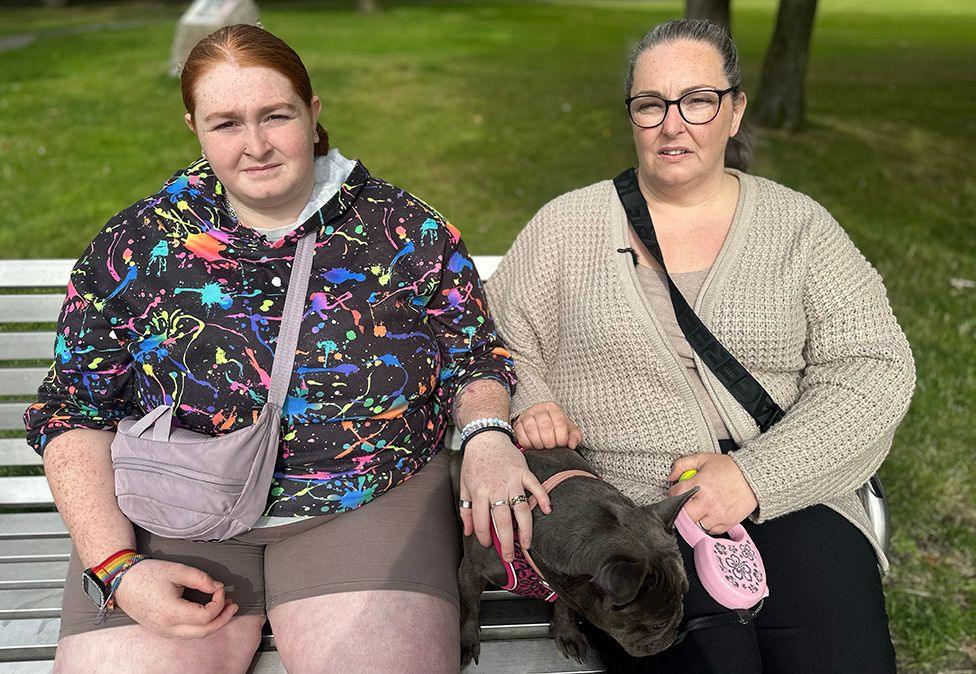 Leah, with her mother Samantha