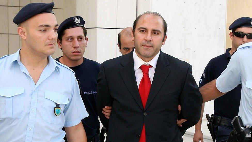 Image shows police escorting Australia's crime boss Tony Mokbel