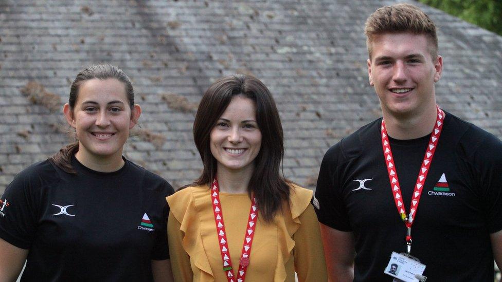 Lleucu Aeron gyda chydlynydd digwyddiadau Gemau Cymru, Jessica Stacey a phrentis arall gyda'r Urdd, Jack Perkins