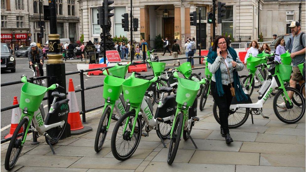 Dockless e-bikes add to the clutter