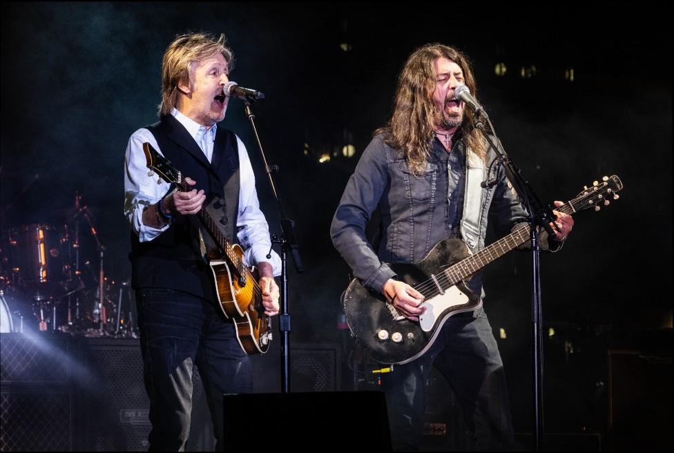 Sir Paul McCartney plays Glastonbury with Dave Grohl