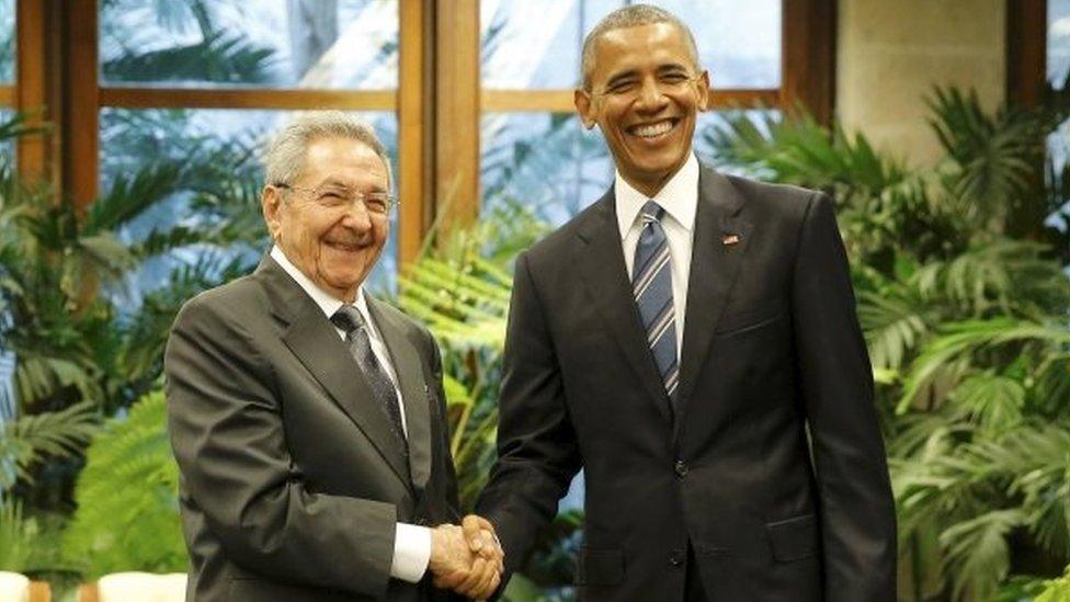 US President Barack Obama and Cuba"s President Raul Castro shake hands during their first meeting on the second day of Obama"s visit to Cuba, in Havana March 21, 2016.