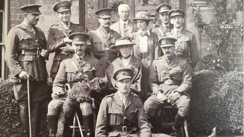 Frongoch camp officers and wives 1916