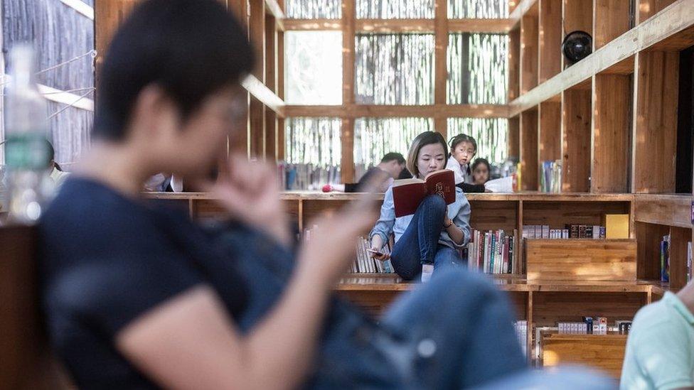 People reading inside Liyuan Library