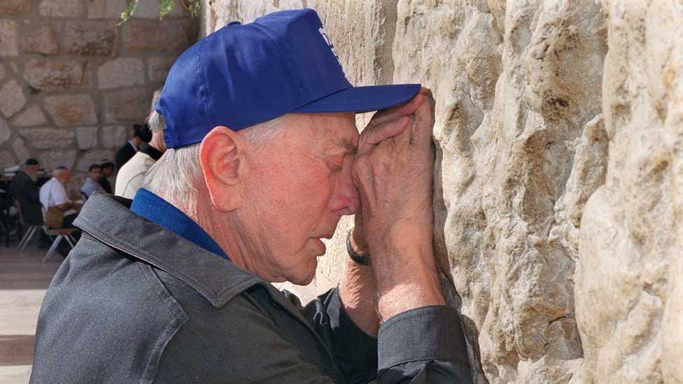 Kirk Douglas in Jerusalem in 2000