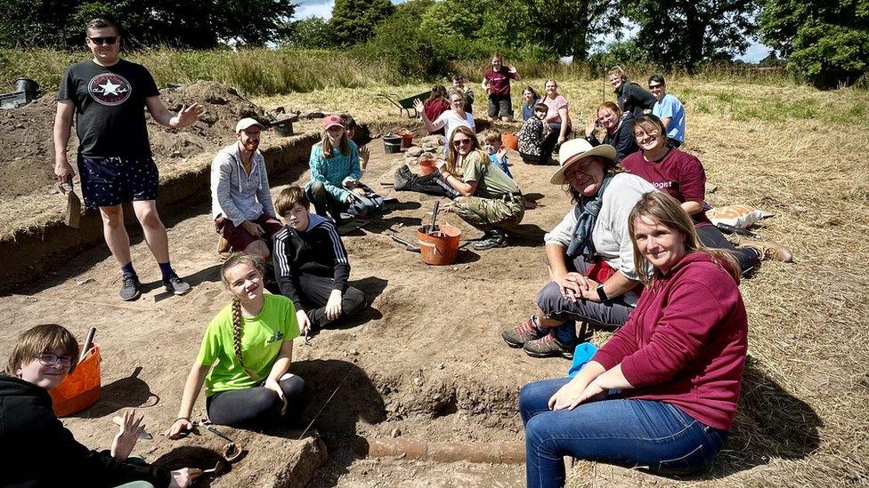 Students at the dig