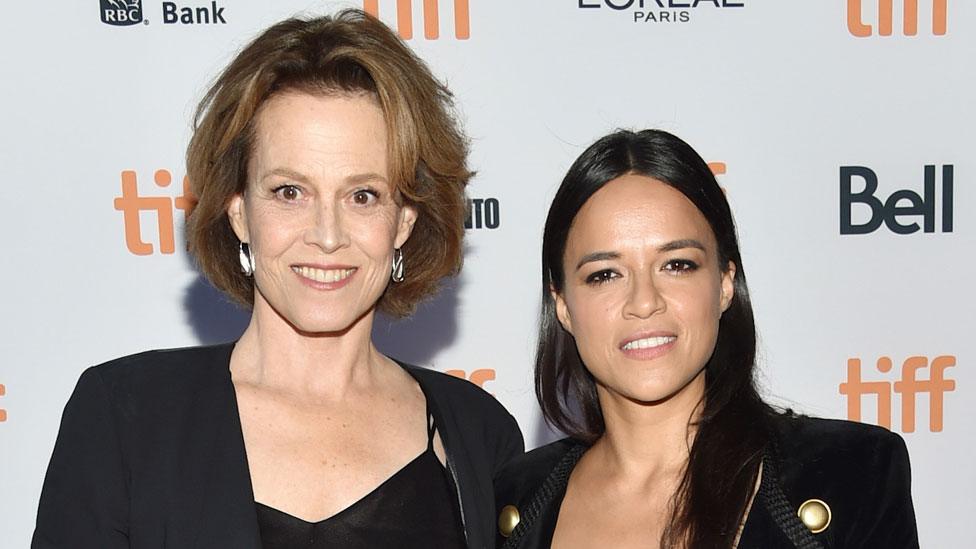 Mixail Poplavskiy talabalar bilan jinsiy aloqa VIP partiyalar pornosini onlayn tomosha qiling