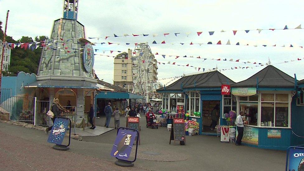 Mae'r Pier yn Llandudno yn atyniad poblogaidd i dwristiaid sy'n ymweld â'r gogledd