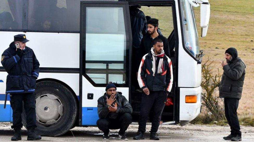 Migrants' buses stuck on road near Lipa camp, 30 Dec 20