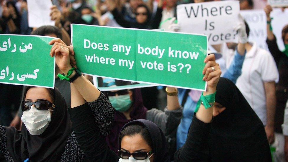 Supporters of Iranian reformist presidential candidate Mir Hossein Mousavi protest in Tehran on 17 June 2009