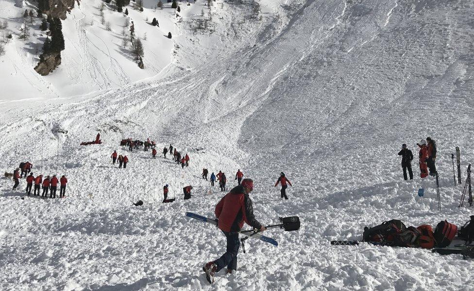 Search teams work at the site after an avalanche went down at the "Jochgrubenkopf" mountain in the Austrian Alps (15 March)