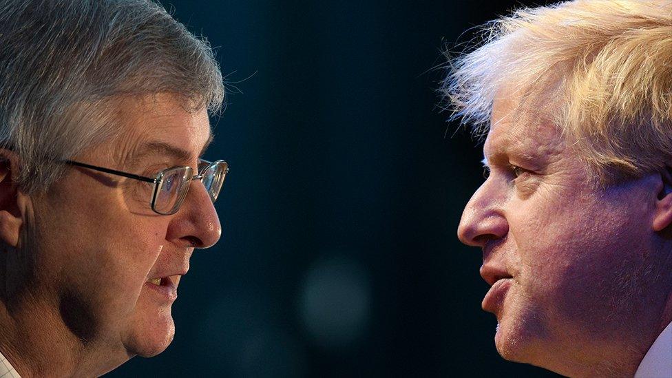 Mark Drakeford a Boris Johnson