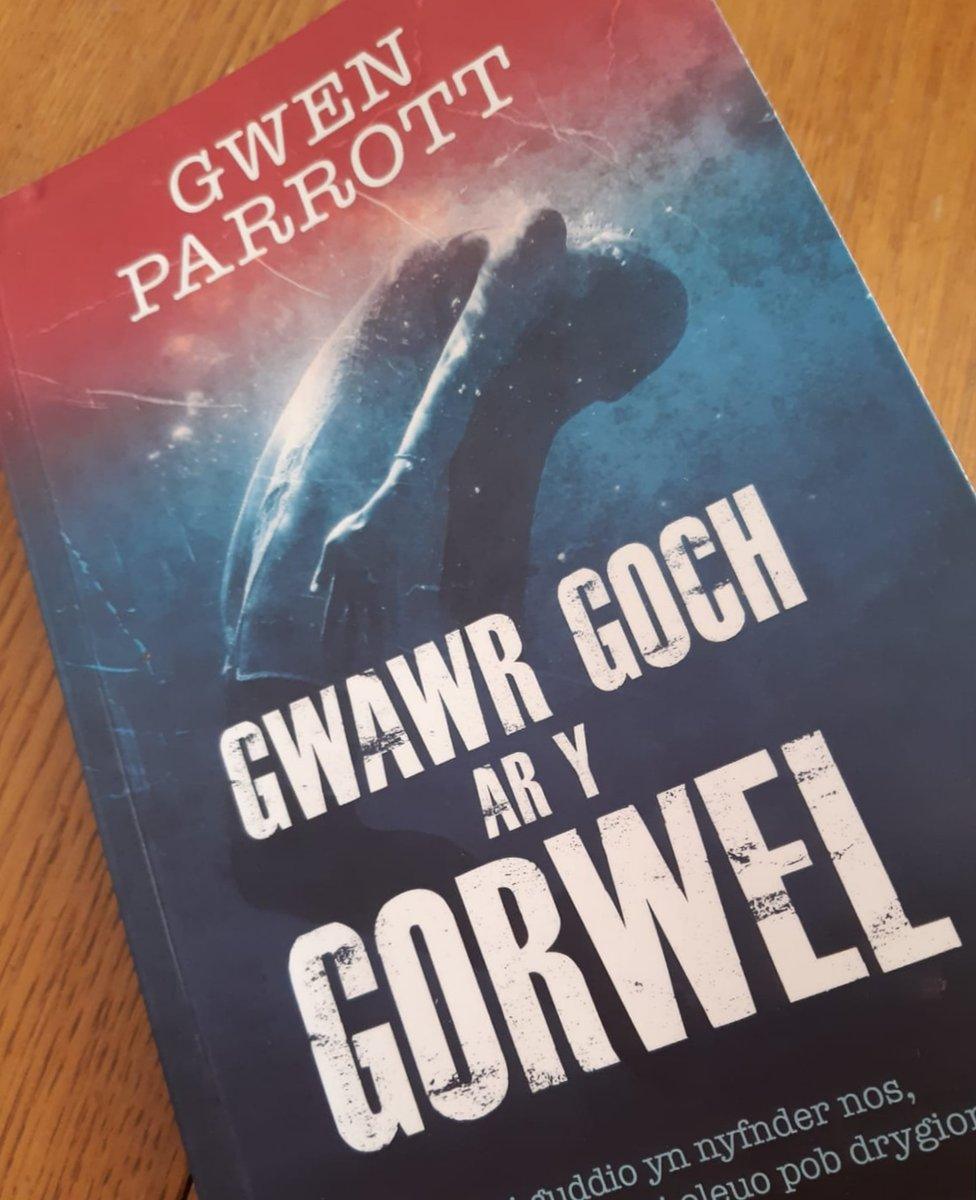 Gwawr goch ar y gorwel