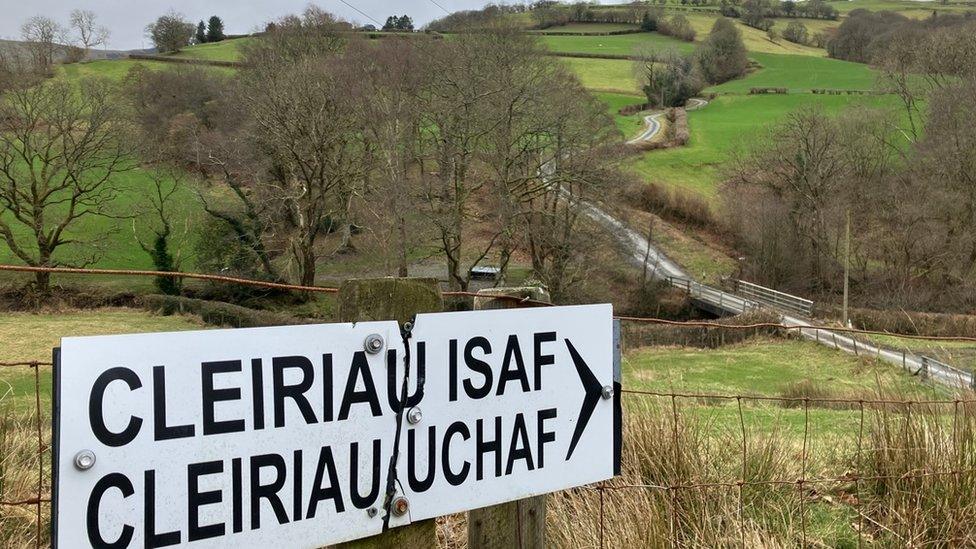 Cleiriau Isaf sign