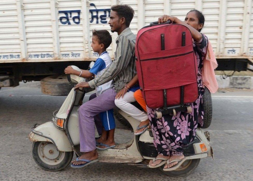 Indian villagers from the India-Pakistan border area evacuate from a border village about 35 kms from Amritsar on September 29, 2016, after the Punjab state government issued a warning to villagers to evacuate from a 10 km radius from the India-Pakistan border. Indian commandos carried out a series of lightning strikes September 29