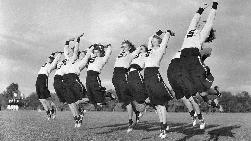 female-cheerleaders-1941.