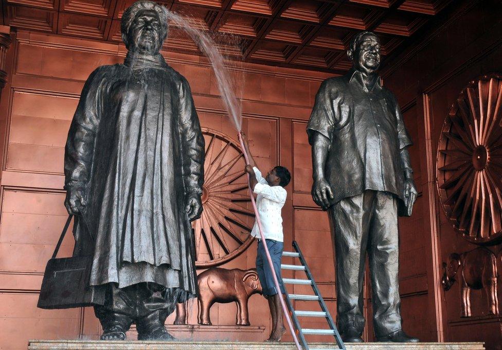 Mayawati statue