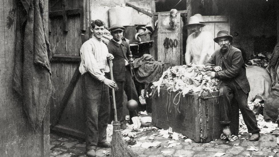 Rag collectors pictured in Paris in 1913